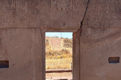 Explorando las antiguas ruinas de Tiwanaku en Bolivia