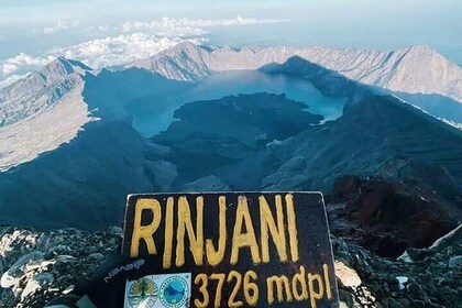 Mount Rinjani Trekking 2 Days 1 Night to Summit