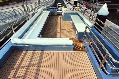 ドバイ マリーナの豪華なシー ボート ツアー 2 時間 (送迎付き)