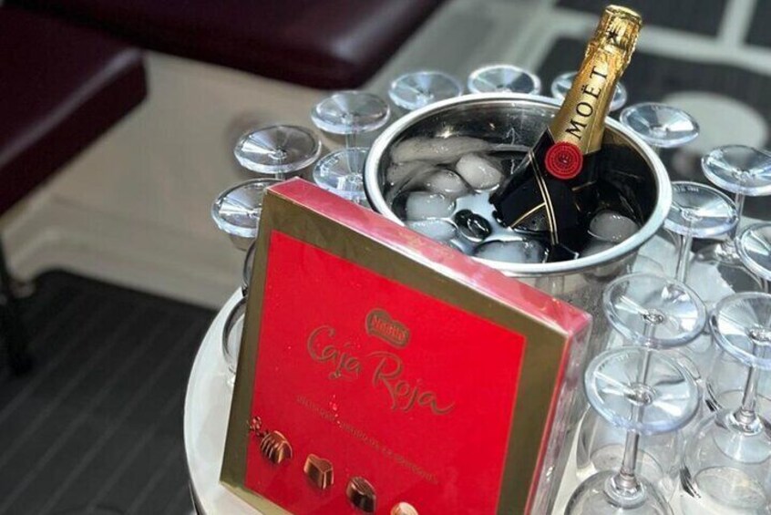 Romantic boat ride 90 min with Möet Chandon