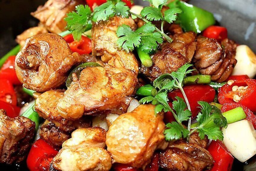 Beijing Hutong Night Tour with Yunnan Style Dinner and Boat Ride