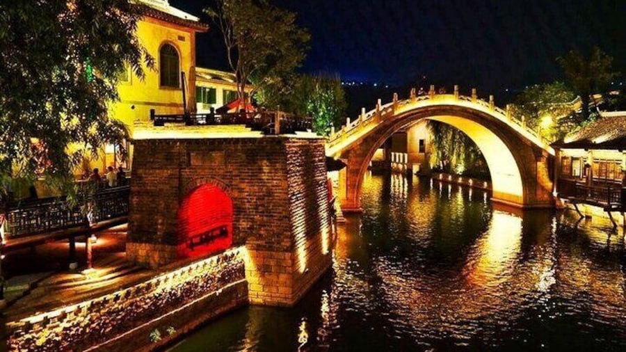 Beijing Hutong Night Tour with Yunnan Style Dinner and Boat Ride