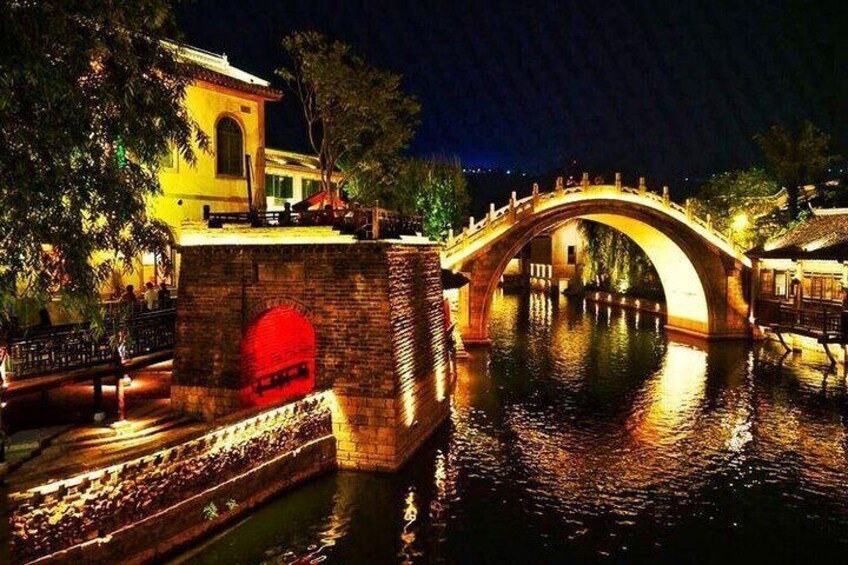 Beijing Hutong Night Tour with Yunnan Style Dinner and Boat Ride