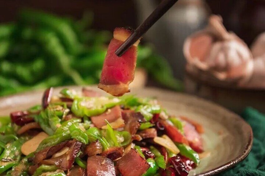 Beijing Hutong Night Tour with Yunnan Style Dinner and Boat Ride