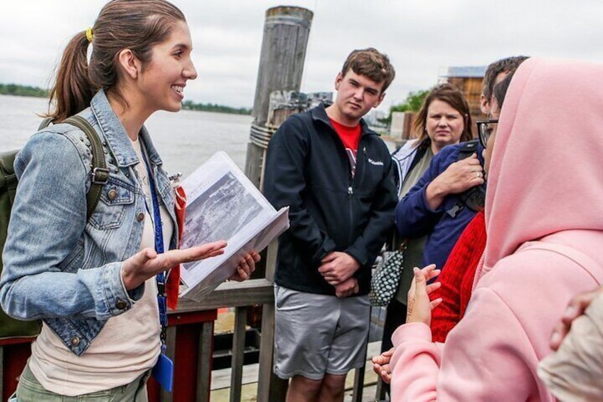 TOUR GUIDE ON THE ISLANDS WATERFRONT