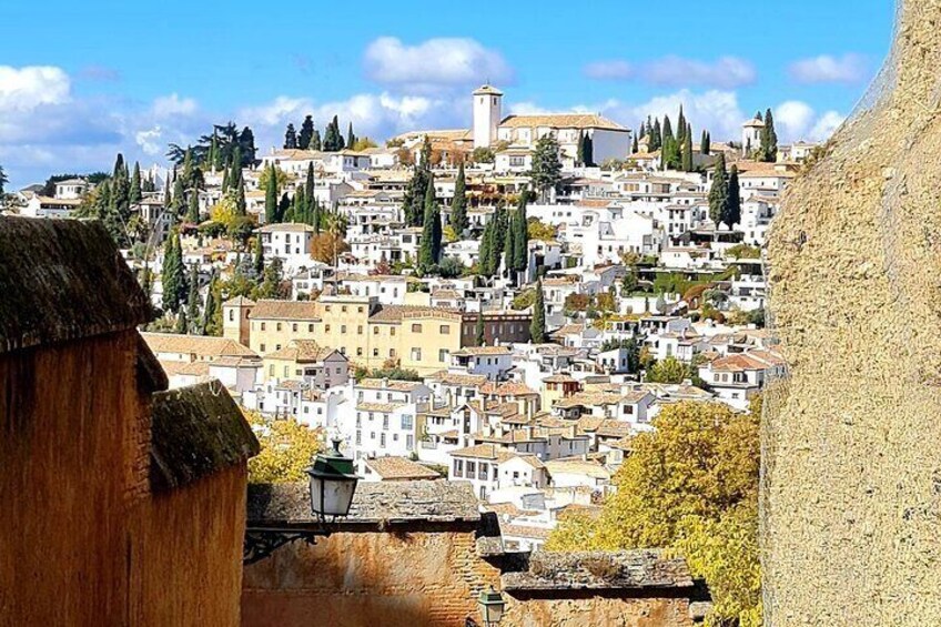 Street Art and The Caves Tour in Granada