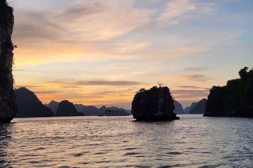 Luxury Private Yacht Explore the Stunning Sunset on Halong Bay 