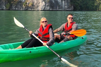 Halong: Aventura privada en canoa Descubre los lugares secretos de Lan Ha B...
