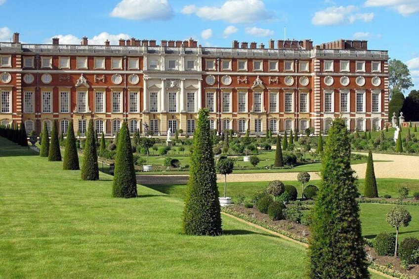 Stepping back in time at the enchanting Hampton Court!