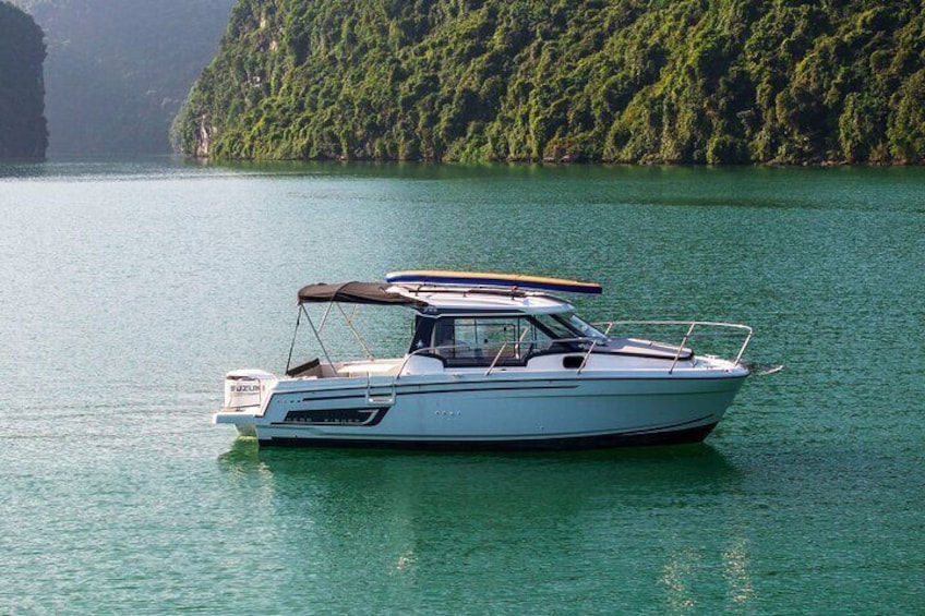 Luxury Private Yacht explore the stunning beauty of Halong Bay