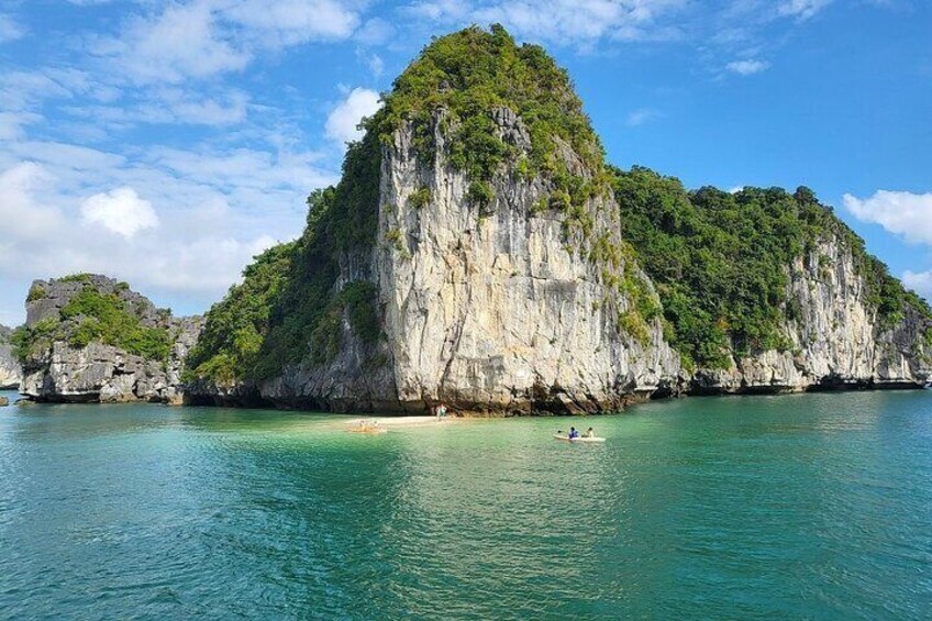 Luxury Private Yacht explore the stunning beauty of Halong Bay