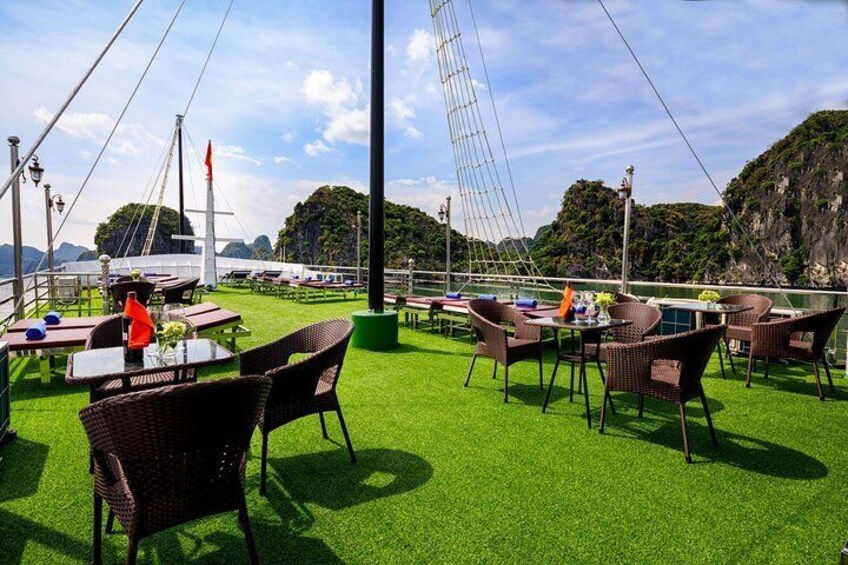 Sundeck of Cruise 