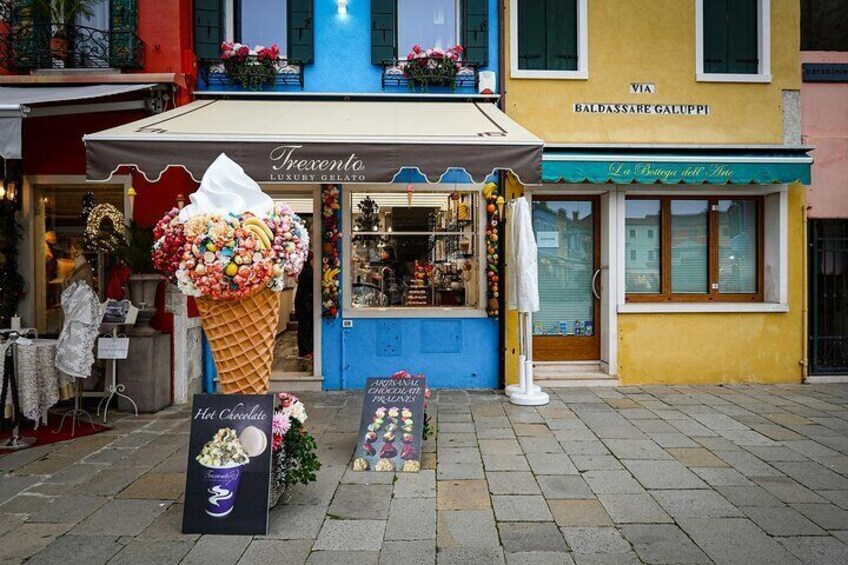 Vibrant Charm: Professional Photoshoot at Burano