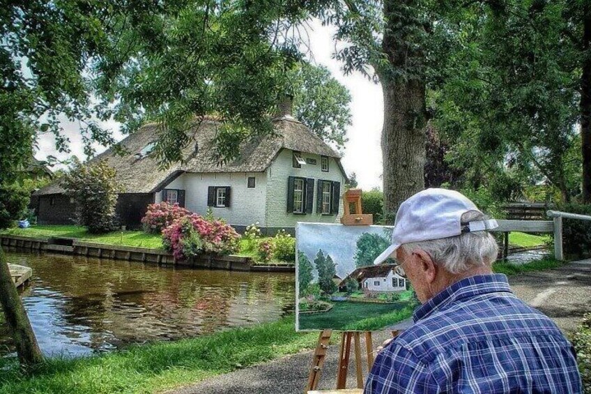 Private kid friendly Giethoorn Day Tour boat trip & pancakes 