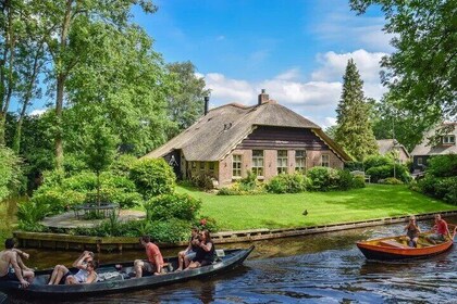 Private kid friendly Giethoorn Day Tour boat trip & pancakes