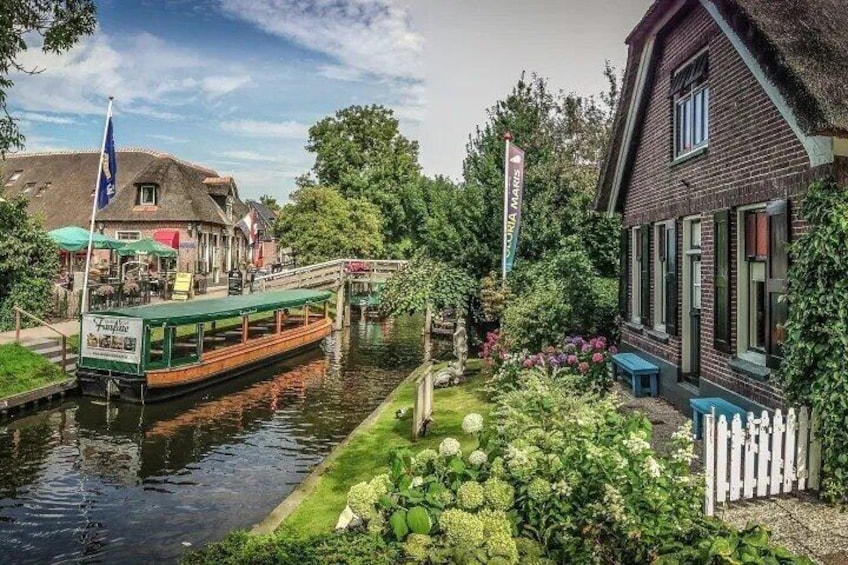 Private kid friendly Giethoorn Day Tour boat trip & pancakes 