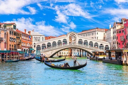 30-Minute Enchanting Gondola Ride on Venice’s Grand Canal