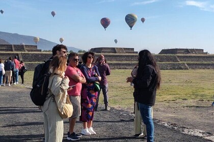 Morning Tour of the Pyramids with Archaeologist.