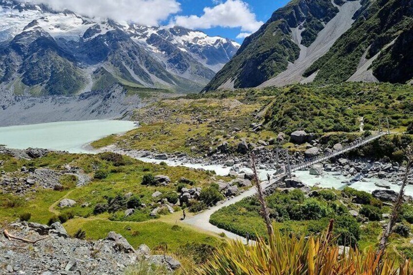 The drive from Lake Pukaki to Aoraki/Mount Cook can highlight the breathtaking scenery and the overall experience of this iconic New Zealand route.