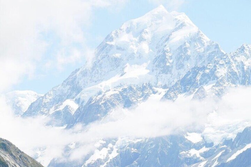 The Tasman Glacier, the largest in New Zealand are located in Aoraki / Mount Cook National Park in the Southern Alps of New Zealand's South Island, spans about 23 kilometers in length.