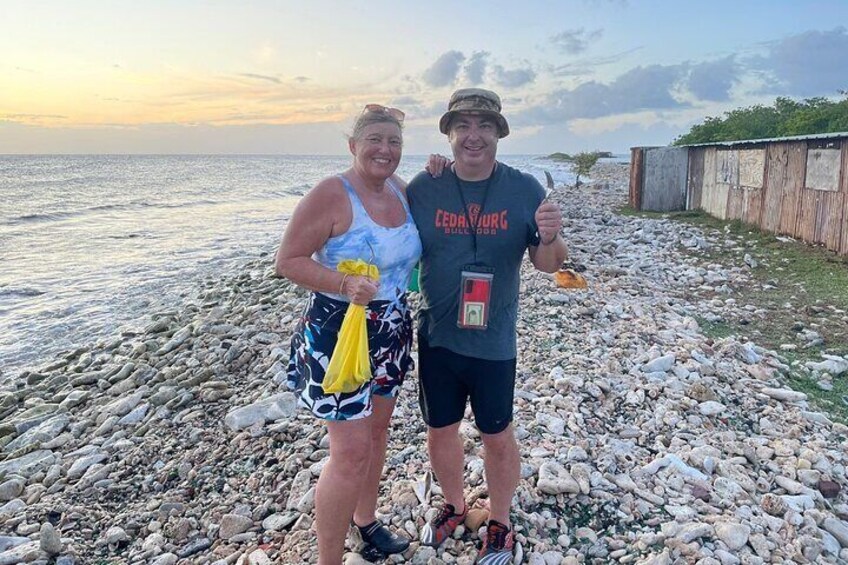 Happy faces during seaglass hunting at Seaglass Island Aruba 