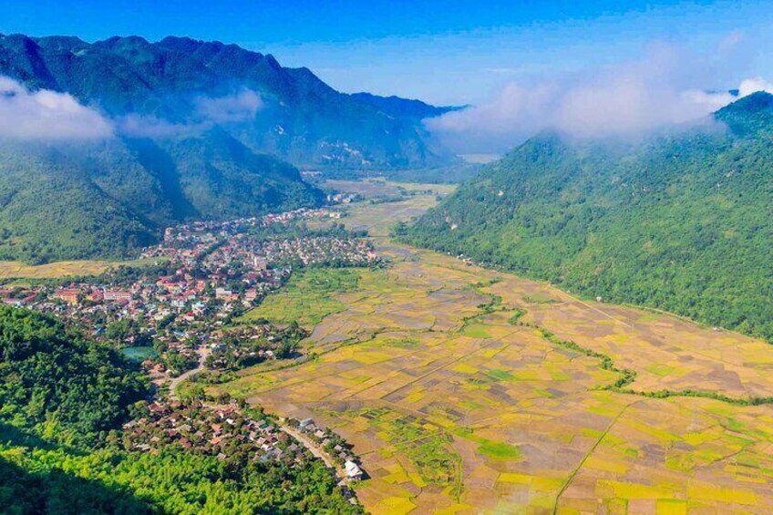 Exploring Mai Chau full day group tour