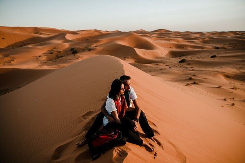 Step into the golden dunes of Merzouga and experience the magic of the Sahara on a camel ride at sunset. A journey like no other! 