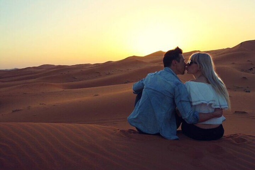 Sunsets in the Sahara, a private tent, and endless golden dunes – the perfect romantic getaway! 