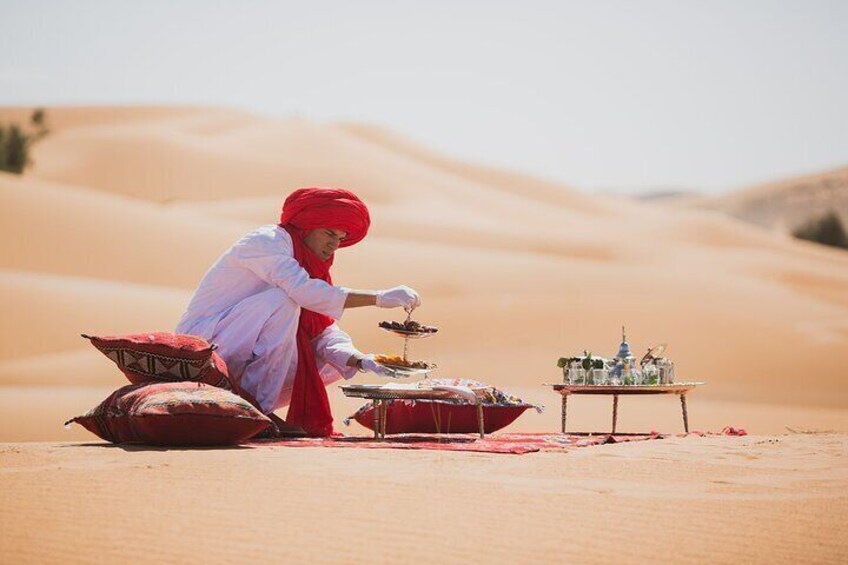 A night to remember: cozy campfires, live Berber music, and an unforgettable stay in the heart of the Sahara. ️