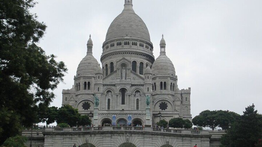 Montmartre Self-guided Walking Tour & Scavenger Hunt