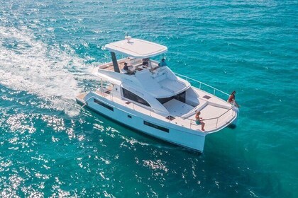 Viaje en catamarán de medio día compartido en Kleftiko