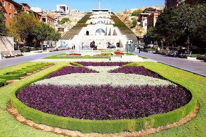 Group Tour: Sightseeing and walking tour in Yerevan