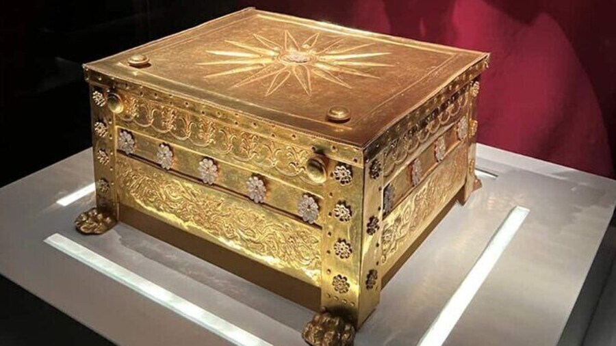 The Golden Larnax: A Royal Treasure of Macedon
its one of the most treasured artifacts of ancient Macedonia, discovered in the Royal Tombs of Vergina, have held the remains of King Philip II