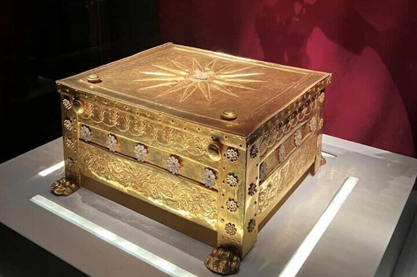 The Golden Larnax: A Royal Treasure of Macedon
its one of the most treasured artifacts of ancient Macedonia, discovered in the Royal Tombs of Vergina, have held the remains of King Philip II
