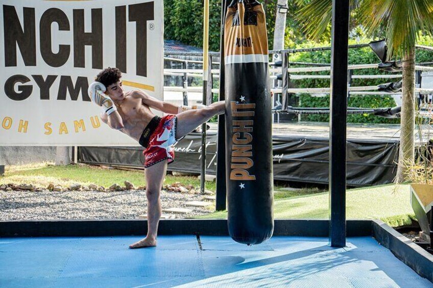 Training Beginner Muay Thai in Koh Samui with Pro Fighters