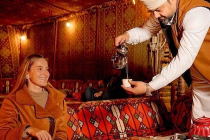 "Magische Arabische Nacht: Bedoeïenenfeest & liveshow in de woestijn van Gi...