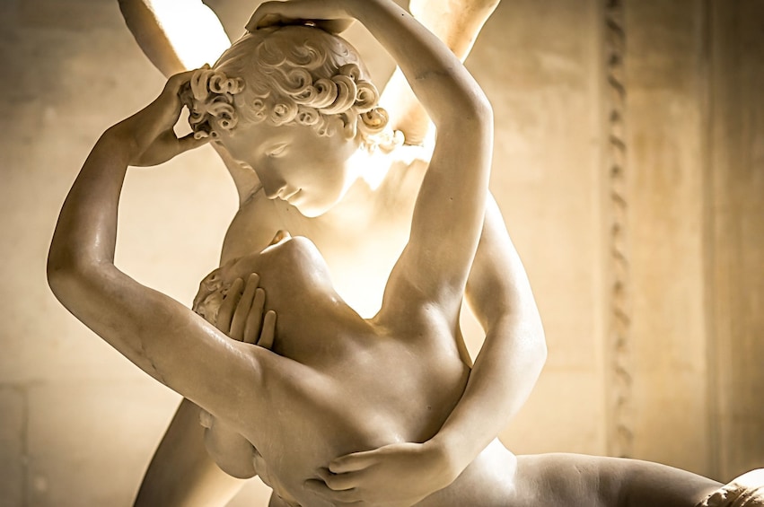 Private Louvre Tour: Uncover Secrets Behind The World Famous Art