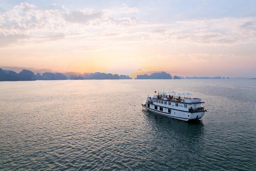 3 Nights Explore Bai Tu Long Bay with Private Cruise