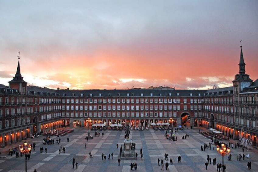Madrid highlights guided walking tour: Old City Gems and Palace
