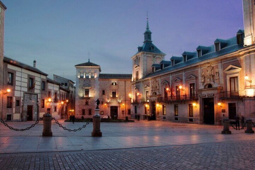 Madrid highlights guided walking tour: Old City Gems and Palace