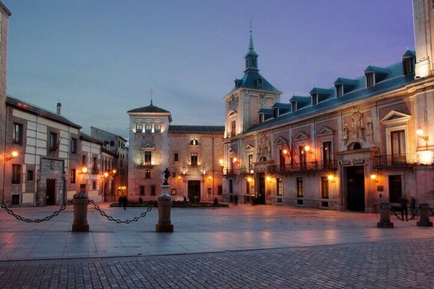 Madrid highlights guided walking tour: Old City Gems and Palace