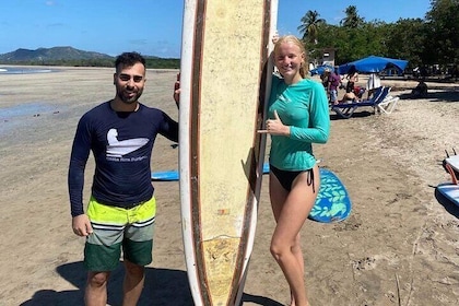 Surflessen bij Playa Samara, Guanacaste.