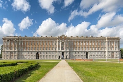 Private Tour Royal Palace Of Caserta Pizza and Clothing Purchases