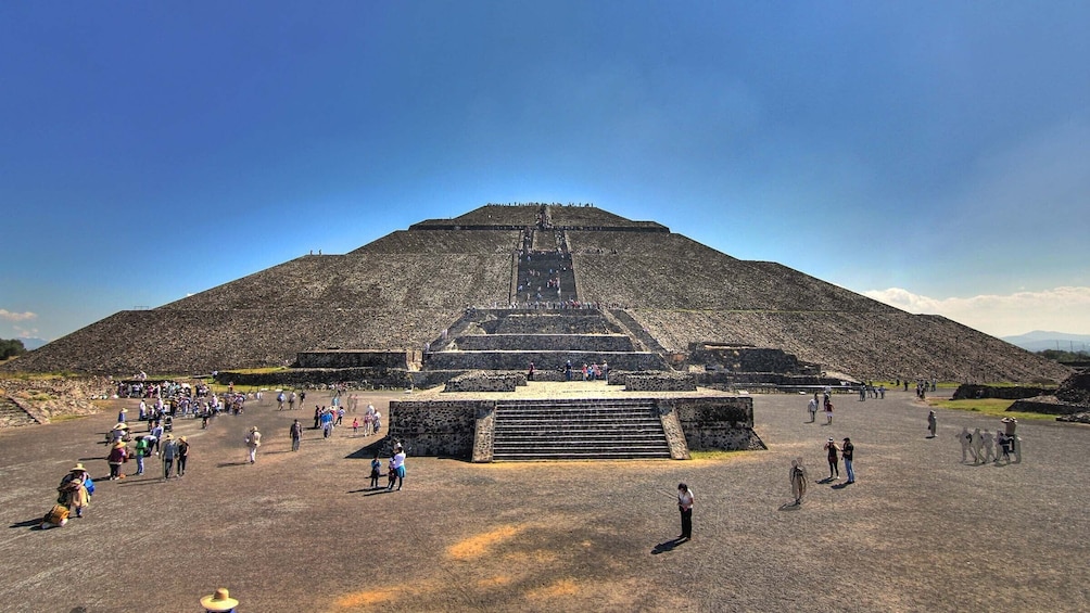 Turitour Pyramids of Teotihuacán and Guadalupe Shrine