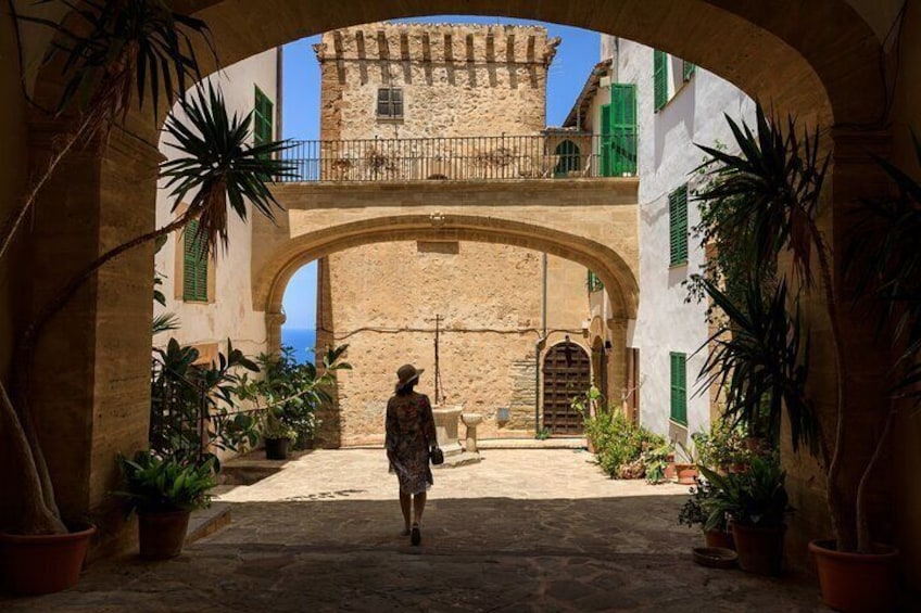 Traveler exploring a courtyard in Banyalbufar