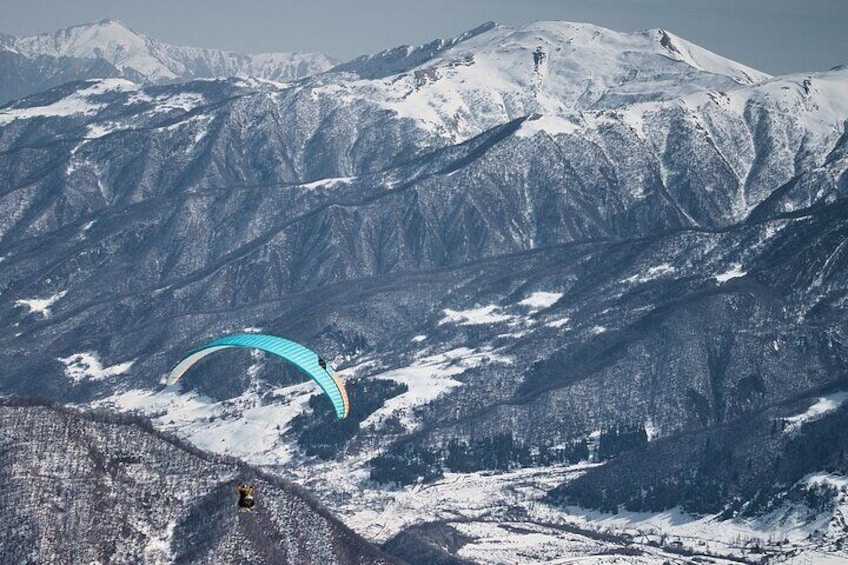 Paragliding in Gudauri: breathtaking views, fresh mountain air, and pure adrenaline.
