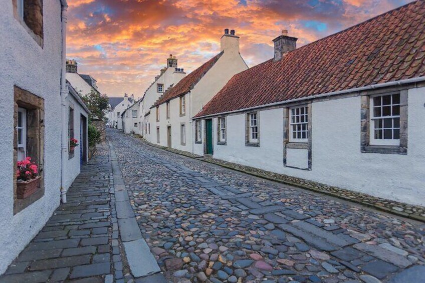 Culross (Cranesmuir) – Explore this beautifully preserved 17th-century village, which served as the setting for Geillis Duncan’s home and several key Outlander scenes.