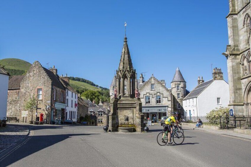Falkland, Fife (1940s Inverness) – Stroll through the quaint town that doubled as Inverness in Outlander, featuring recognizable spots like Mrs. Baird’s Guesthouse and the Bruce Fountain, where Claire