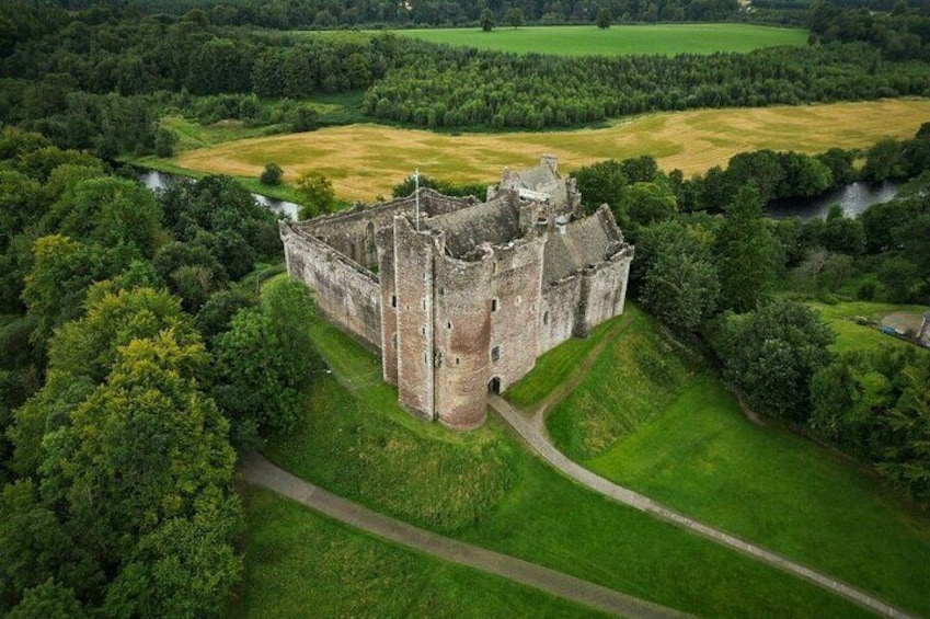 Doune Castle (Castle Leoch) – Visit the real-life Castle Leoch, home to Colum MacKenzie in Outlander. This 14th-century fortress also appeared in Monty Python and the Holy Grail and Game of Thrones.