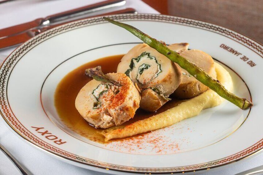 Roasted chicken with taioba served with potato puré and cream cheese.